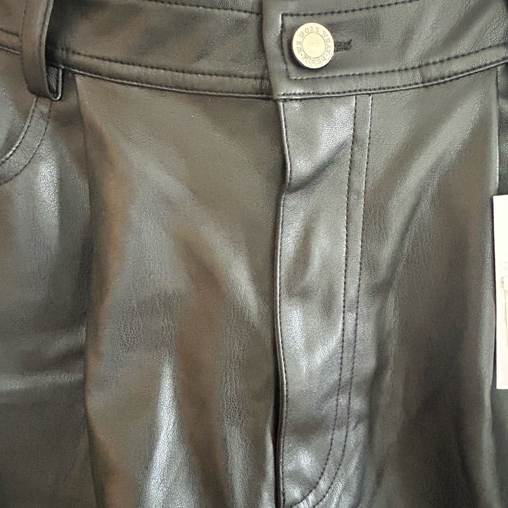 WE WORE WHAT Women's Black Faux Leather Cuffed Shorts Size 28 NWT - Picture 2 of 9